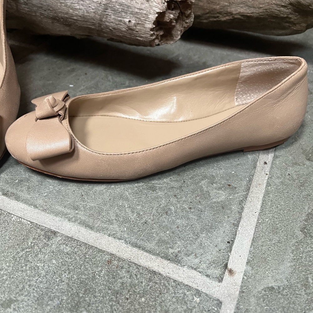 Ann Taylor leather flats with bow accent